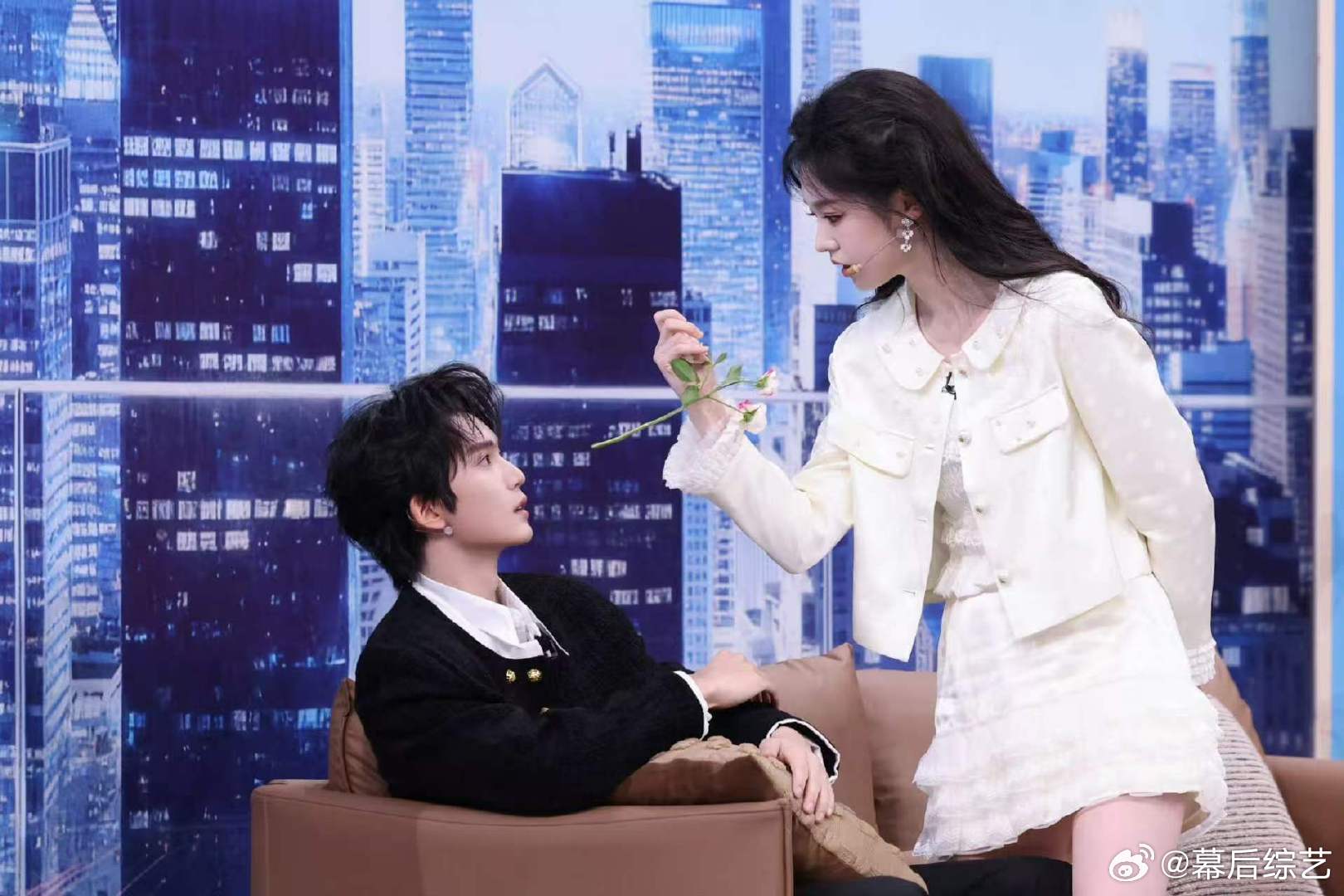 李柯以王培延一开口就有短剧那味了 你好星期六对视的瞬间满是暧昧张力，台词起伏错落
