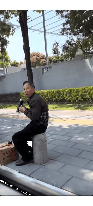 看哭了！一男子到路边接来看望自己的父亲，一个瘦弱的老头，坐在石柱上，啃着馒头，喝