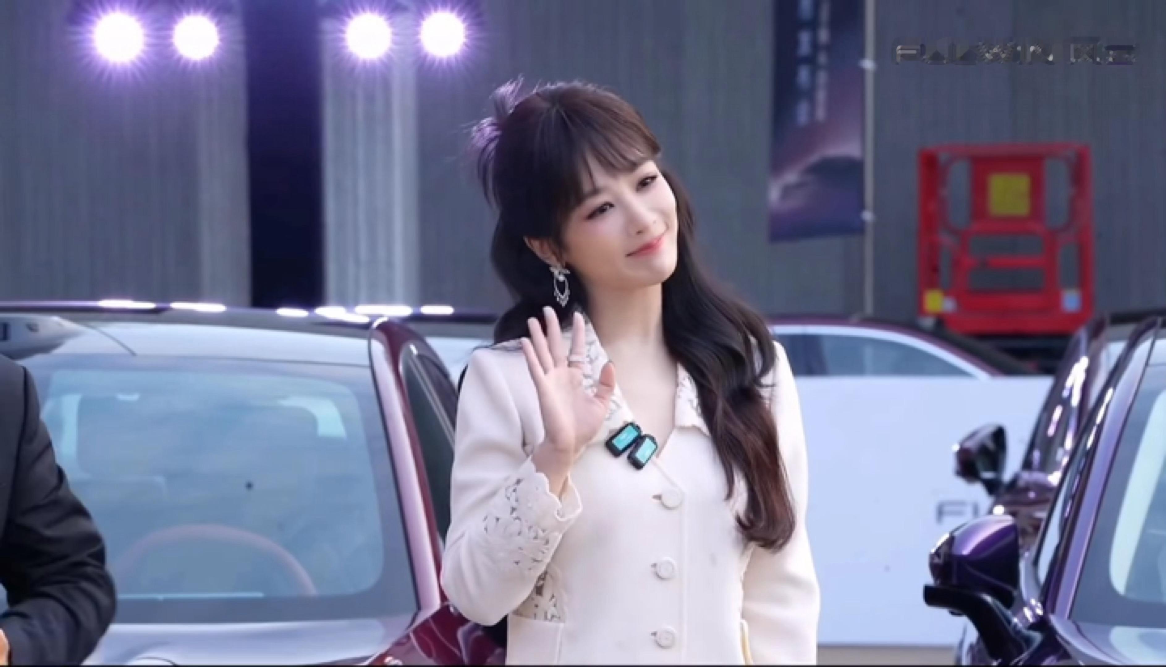 杨紫今晚直播状态，好甜的芭比娃娃 