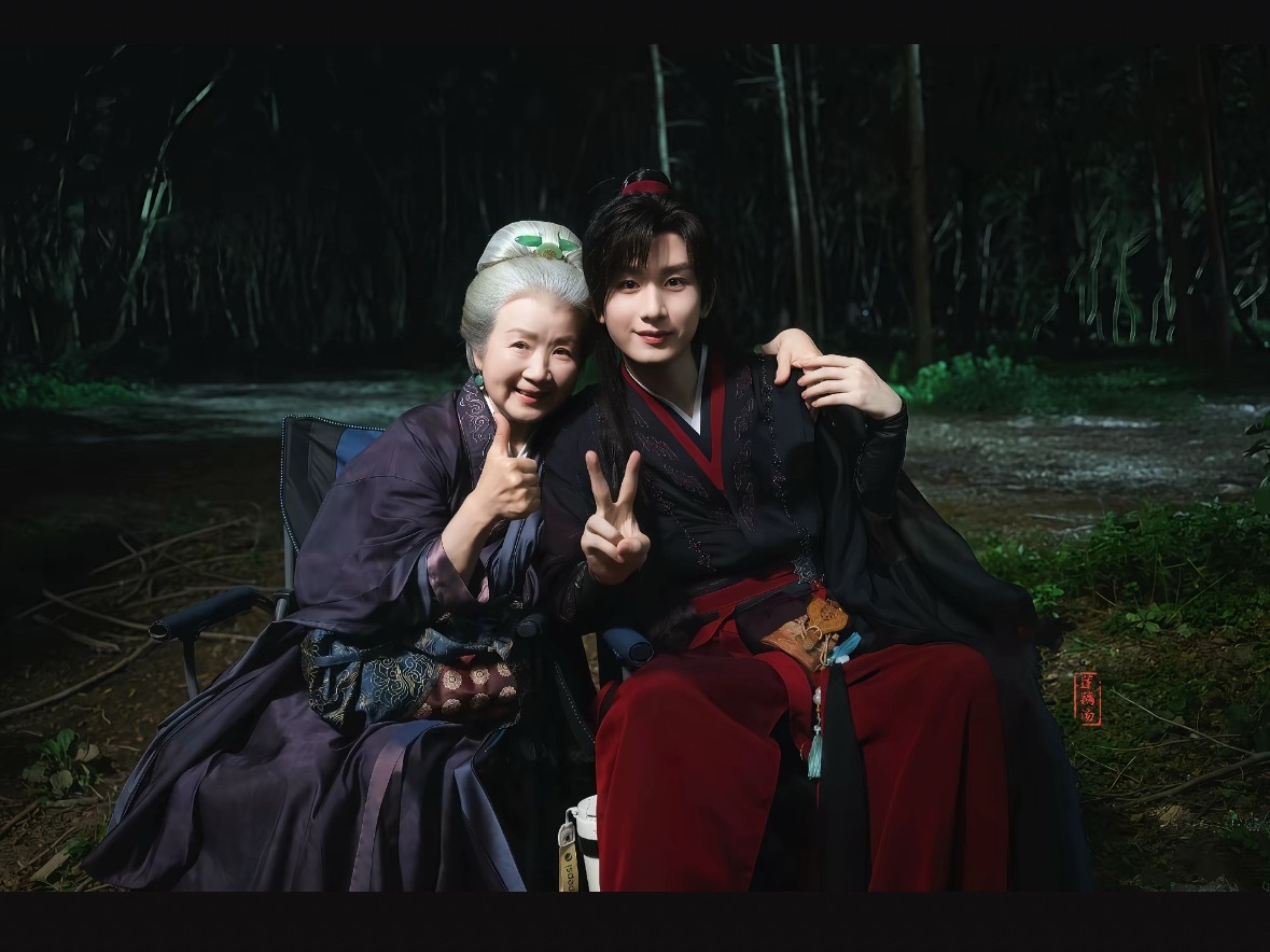 我们现在不说等我小了我们现在说等我老了也要和你拍照比耶✌️
