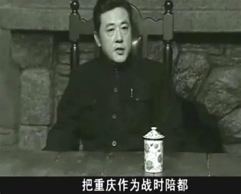 1934年，上海某理发店里，一个军装笔挺的中将，顺手掐了修甲女工的脸，被店家当场