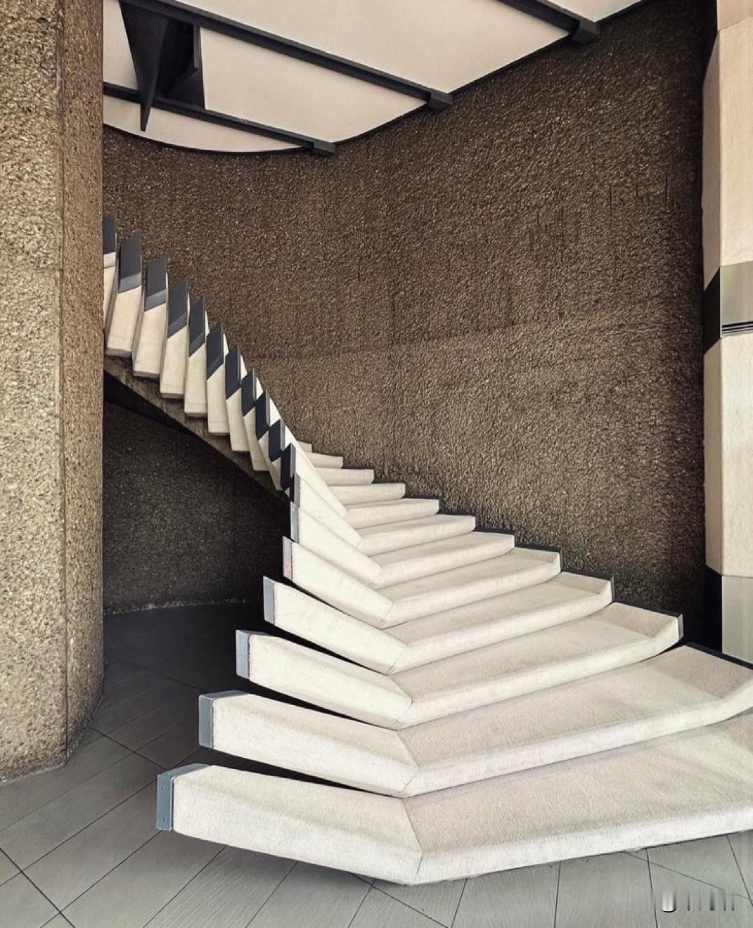 照片中的楼梯是西班牙巴塞罗那的 Edificio Colón (科隆大厦) 内部