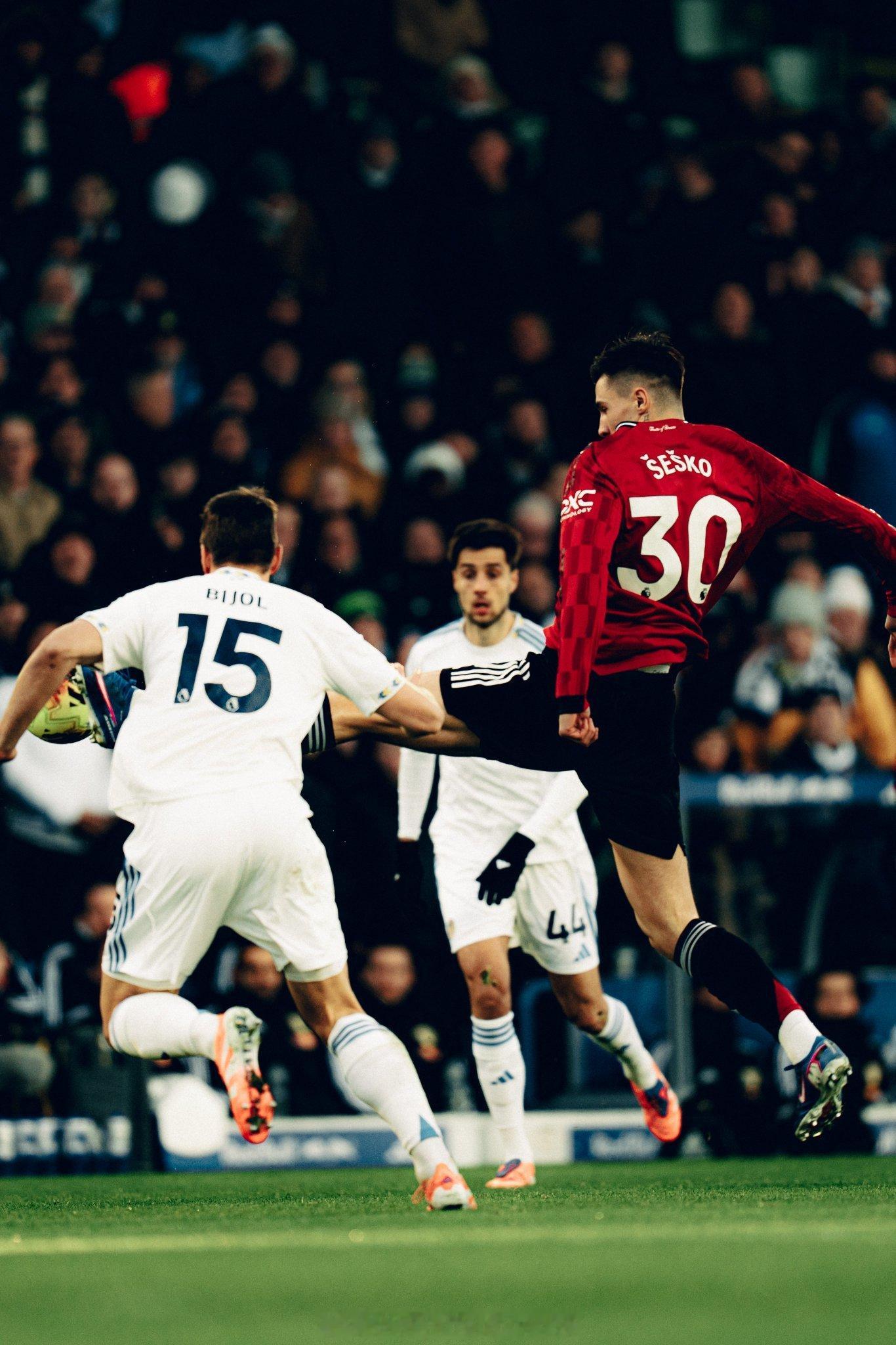 阳光刺眼啊，拉曼斯要不要戴个帽子？利兹联vs曼联