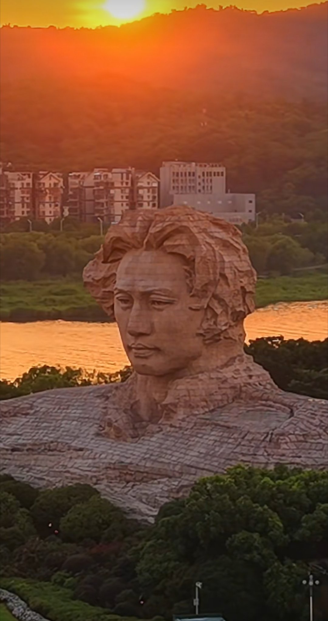 功昭日月，德润山河；一心为民，万古流芳 