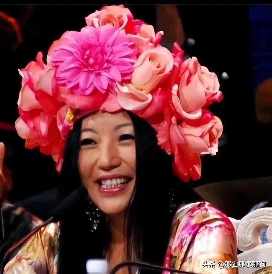 女儿国的杨二车娜姆为什么每次出现在公众面前时，都会用长长浓密的头发，死死掩盖住自