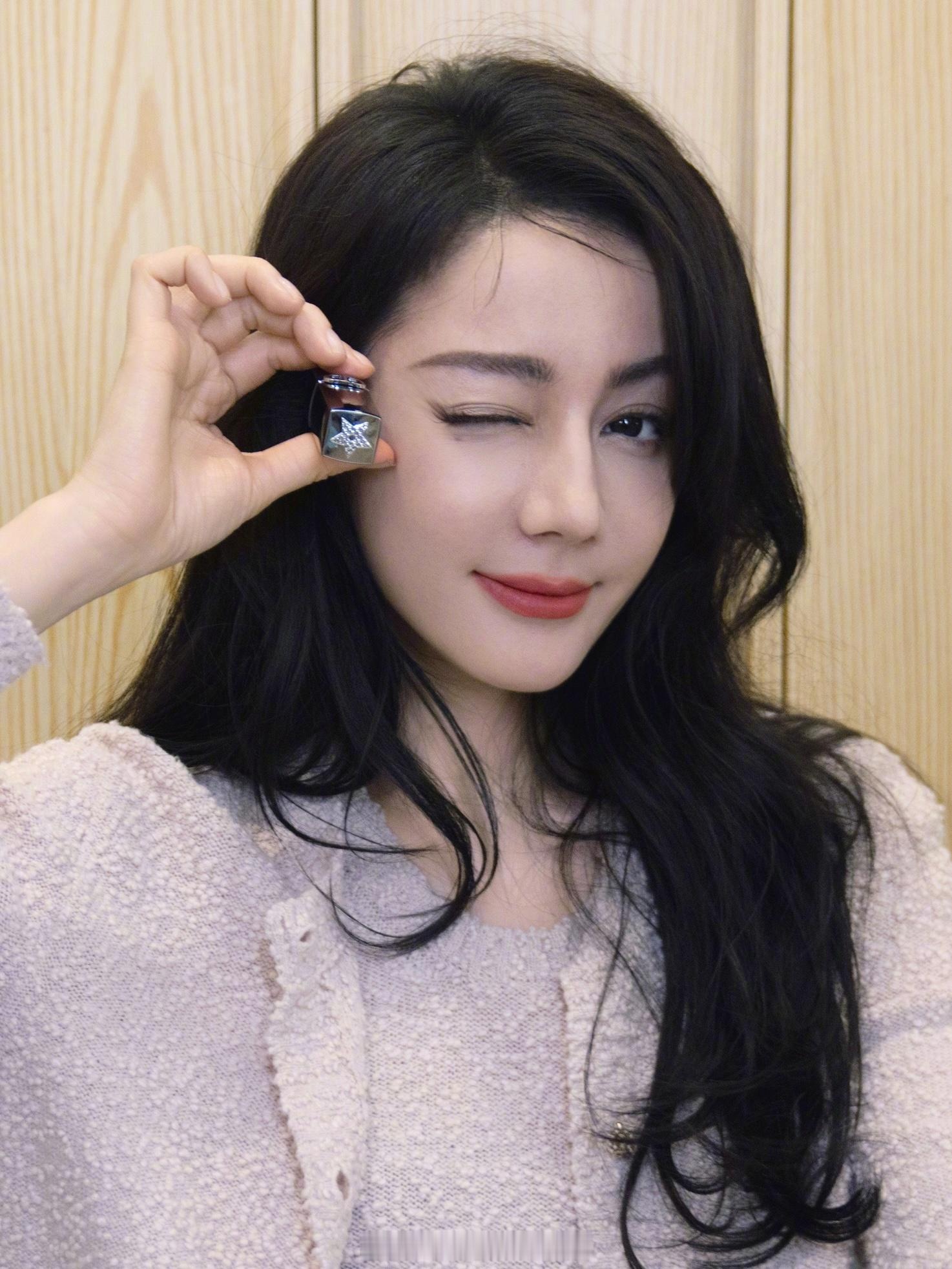 迪丽热巴元旦晒照热巴的妆容总是那么美，新年新气象，美美哒