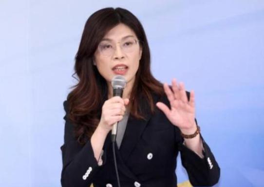 查了查郑丽文的丈夫，才发现这对夫妻真正特别的地方，不是谁“压过”谁，而是两个人把