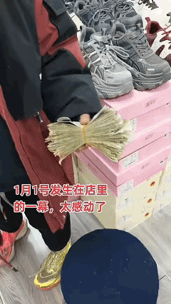 太暖心了！近日河北石家庄，女子正在鞋店内工作，这时走进来一个背着书包小男孩，男孩