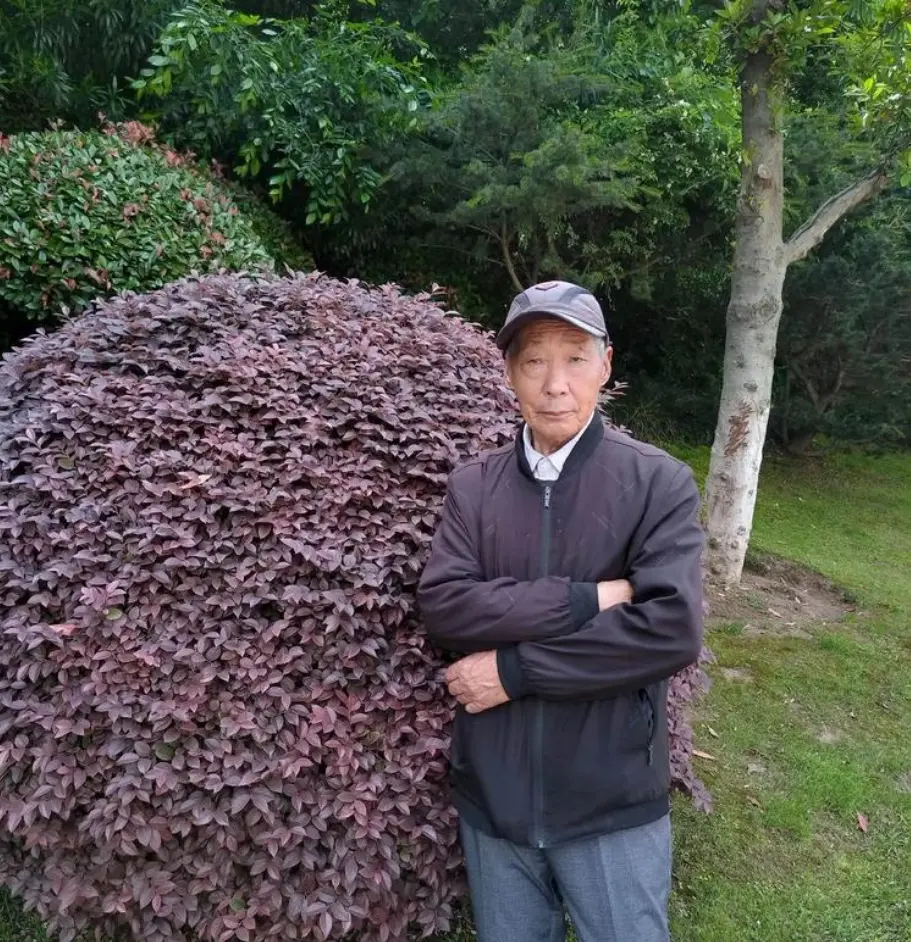 当兵时，三排长军事素质不太行，但为人特别的忠厚，几个班长还是没有给他出...