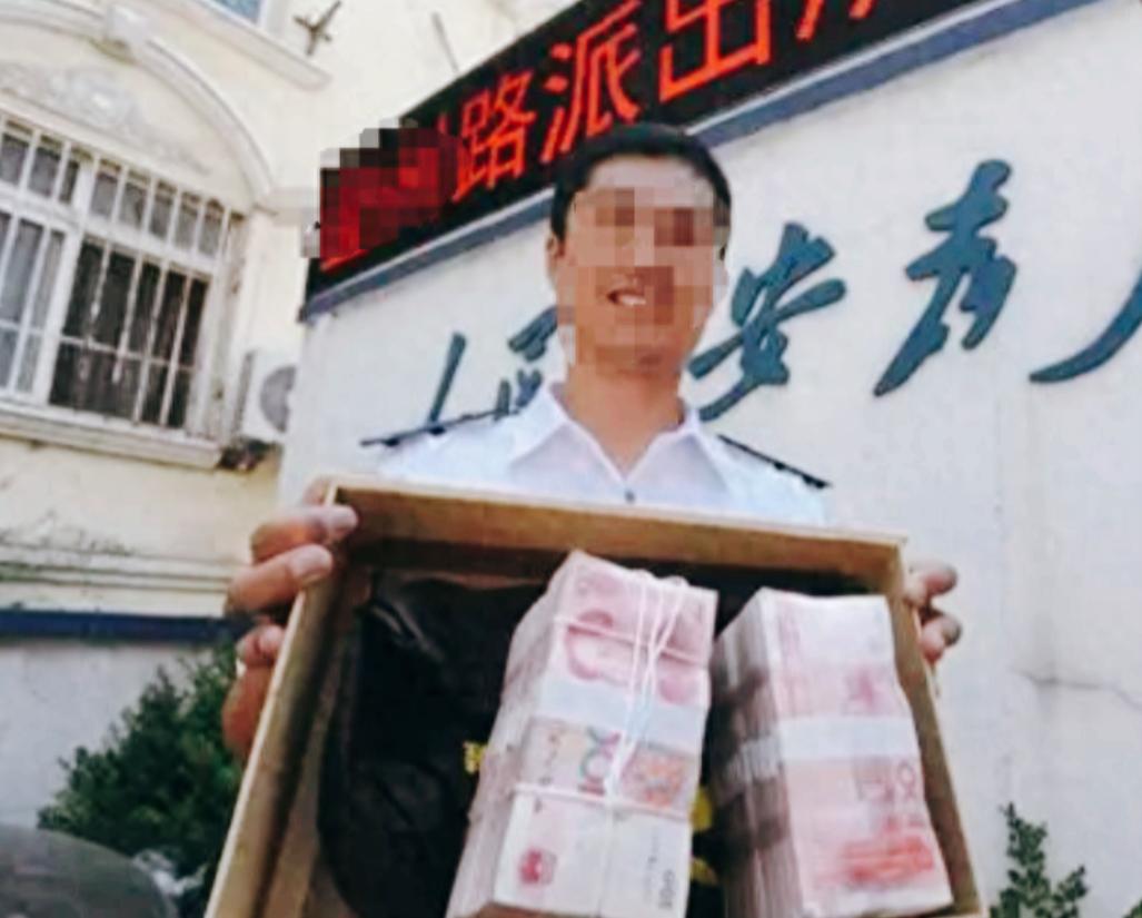 “太无耻！”浙江，男子捡到22万，立刻报警，警察调出监控，很快找到了失主，失主拿