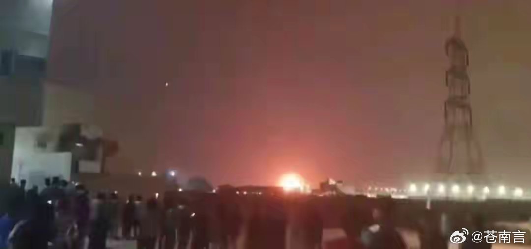 伊朗打击沙特炼油厂接连爆炸3月18日，沙特利雅得郊区一座炼油厂发生爆炸，浓烟升上