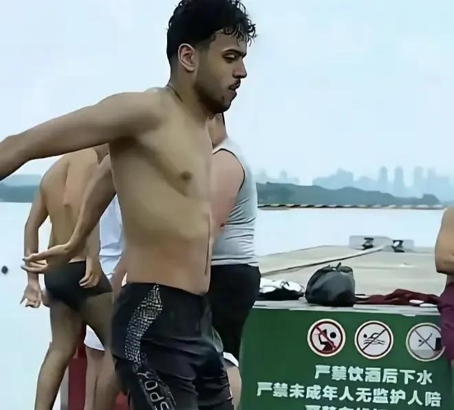 7月19日，印度游客无视警告，武汉东湖赤条条戏水路人非常尴尬
前几天在武汉东湖凌