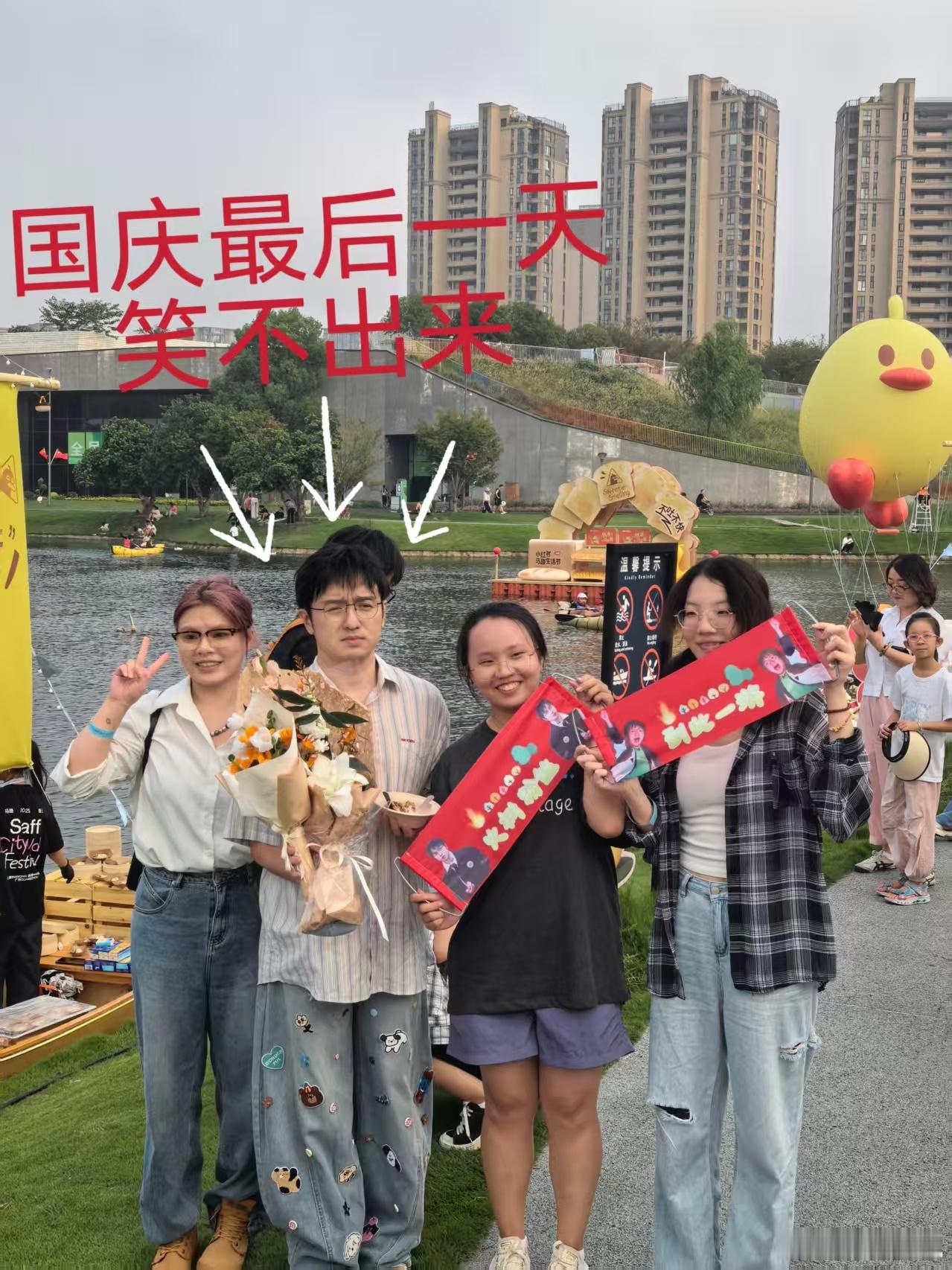 火树才是来集邮的吧 跟同好聊最近的快乐事，她突然说在杭州街头撞见火树了，还被问了