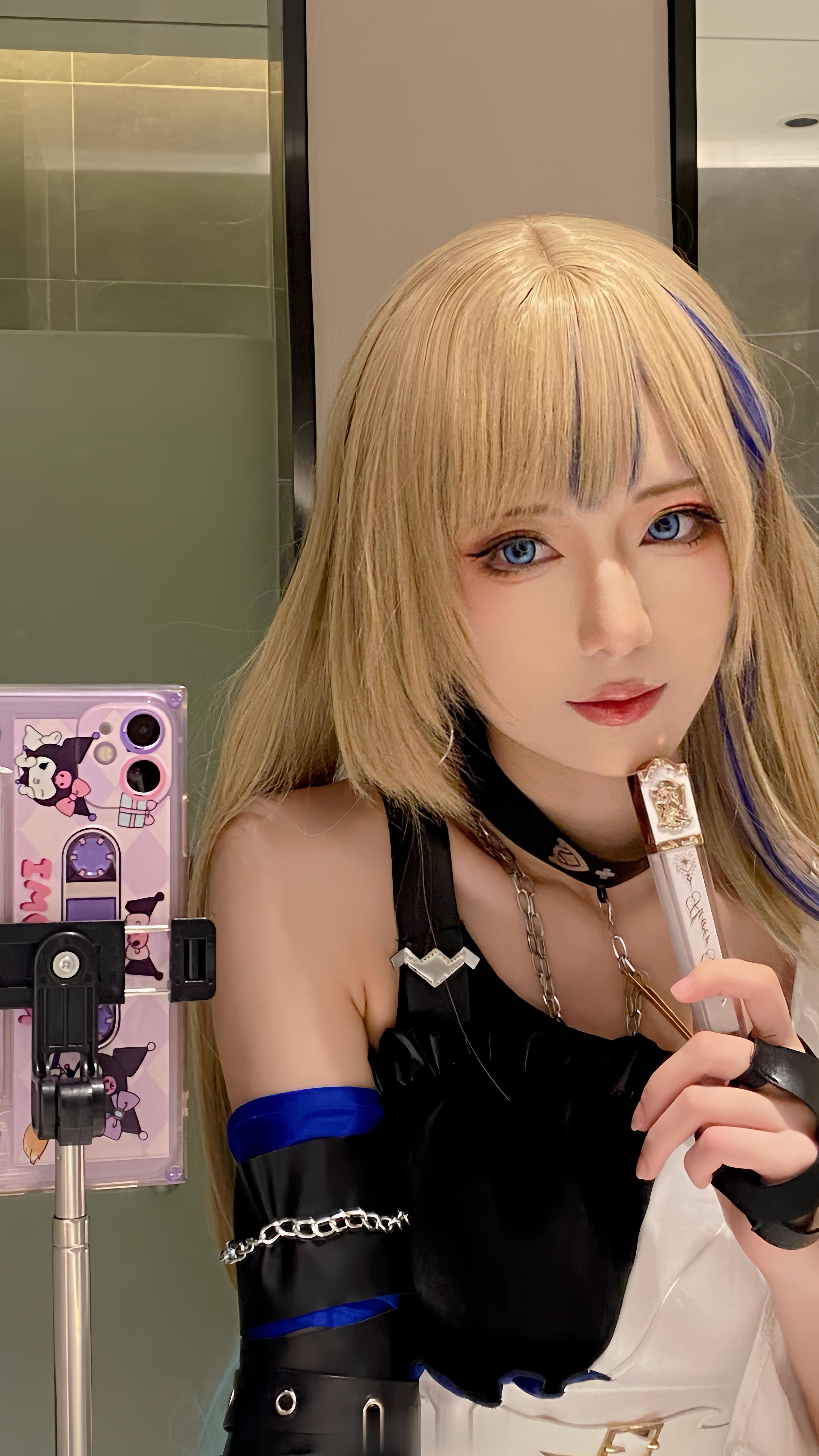#崩坏星穹铁道[超话]##希露瓦##二次元cos大赏# 希露瓦姐姐演出前的准备时