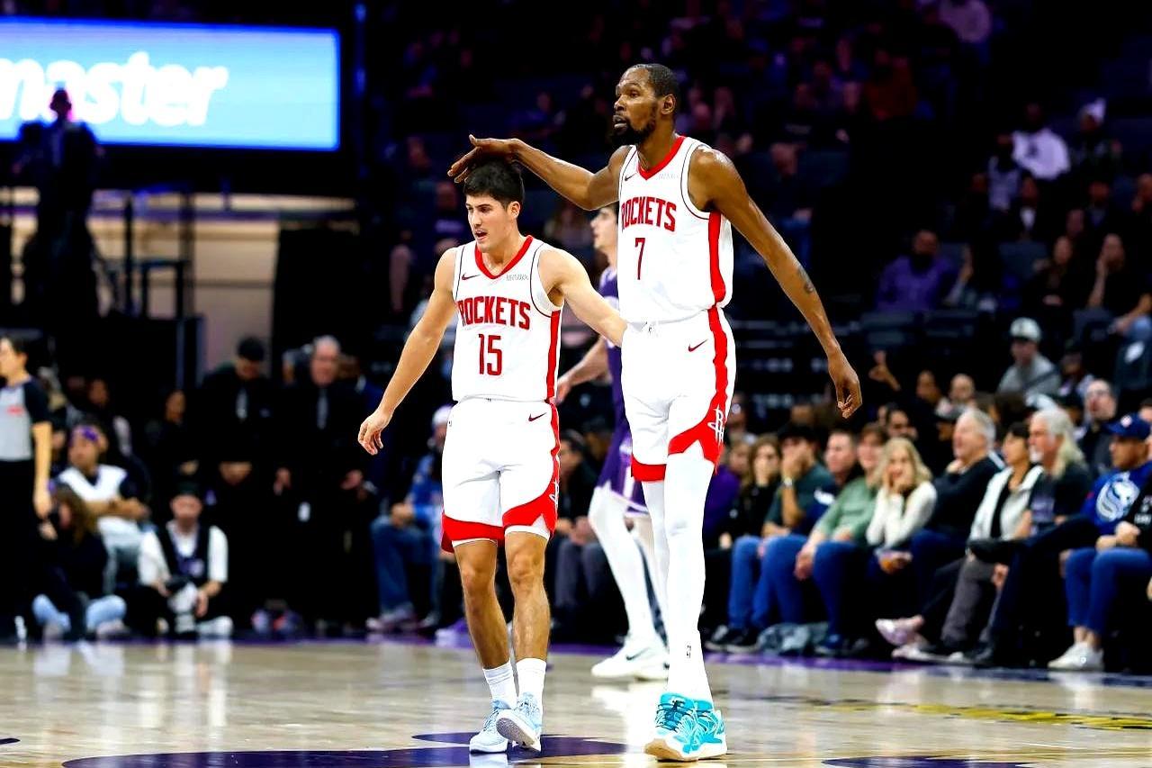 落后16分！火箭1分钟轰8分翻盘
 
昨晚丰田中心，火箭111-106拔掉马刺。