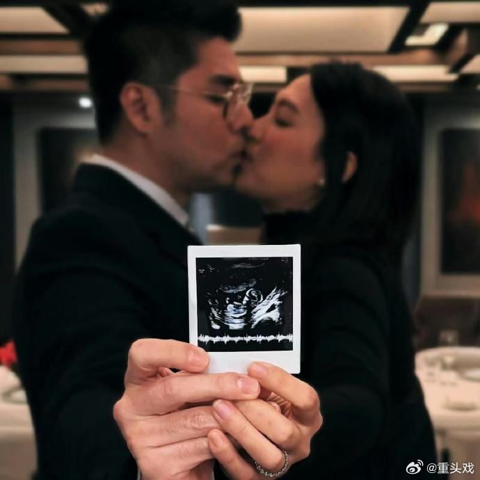 秦沛当爷爷了秦沛儿子当爸 26日，秦沛儿子姜文杰官宣当爸，照片中他与太太甜蜜接吻