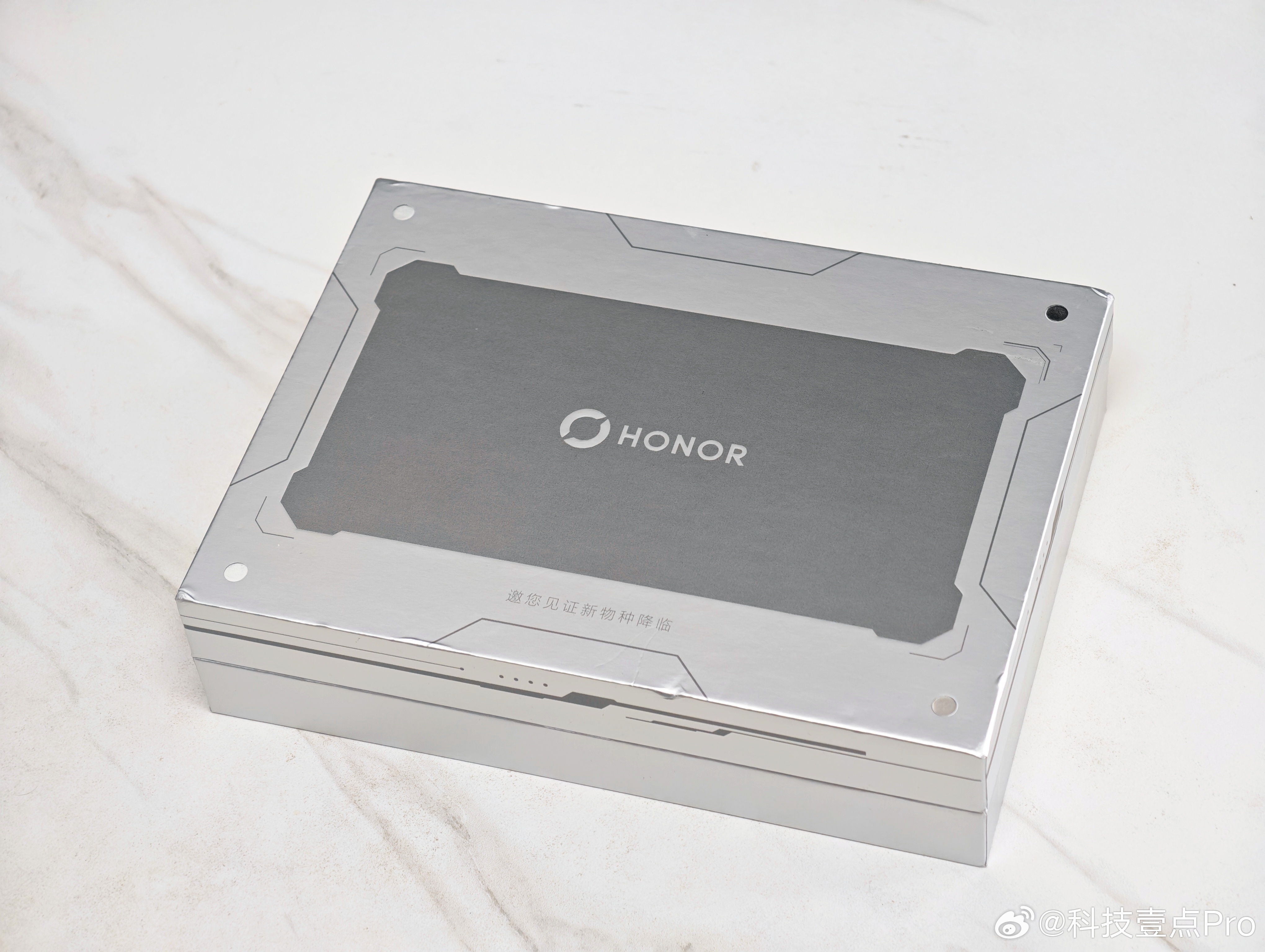 收到荣耀Robot Phone发布会的邀请函了，是一个简易的投影装置，卡片上Ro