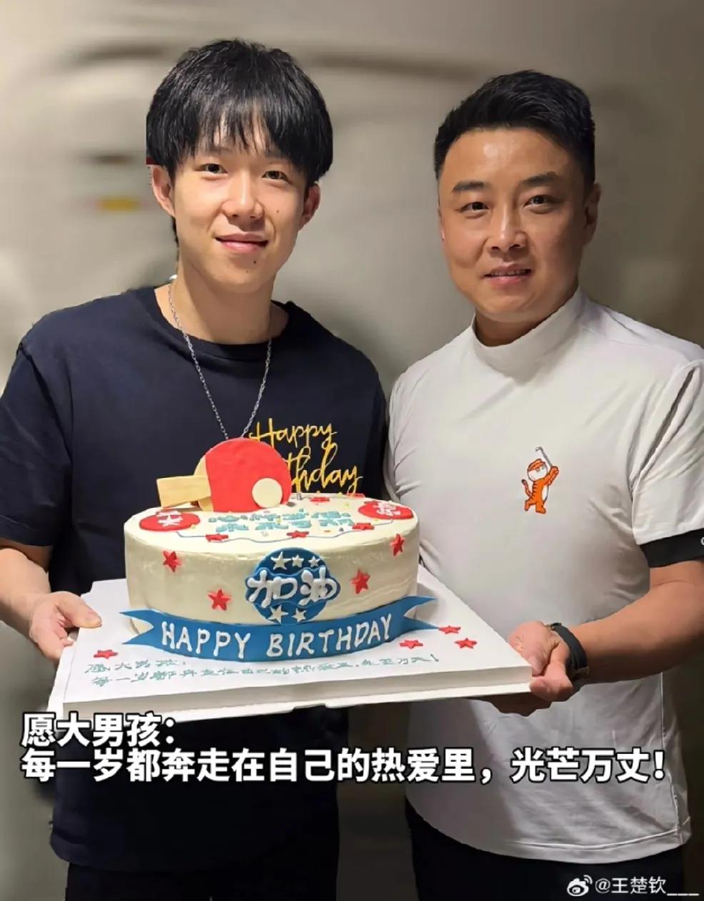 王楚钦生日是飞去多哈的那天，
所以王皓还在飞机上给楚钦过了生日。
这张照片，
在