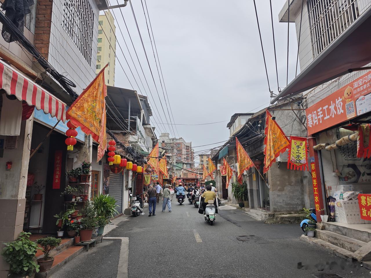 漳州市井文艺漫步｜柑仔路→新行街
 
漫步漳州从柑仔路走到新行街，是一场闯入老城