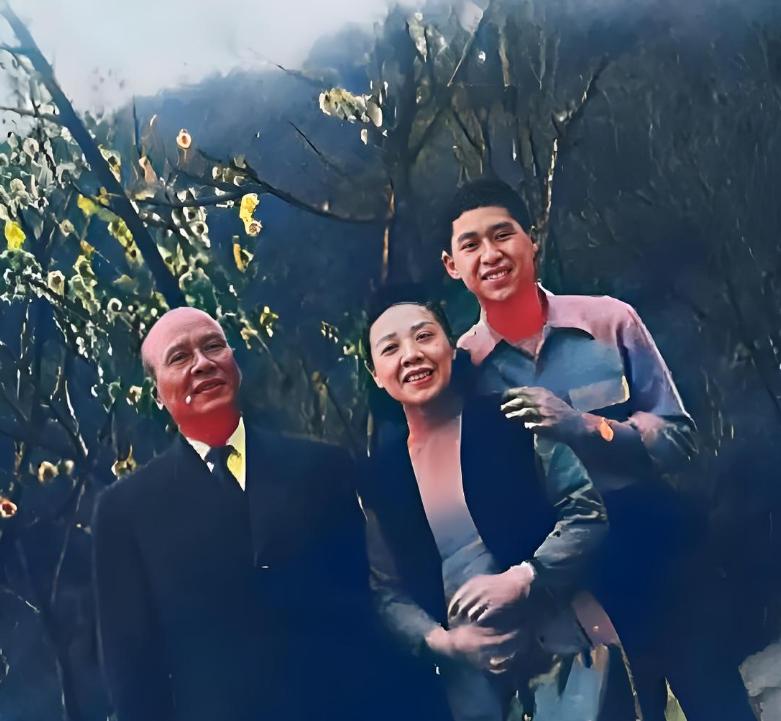 白先勇晚年，整理出一张老照片：1947年春，白崇禧以国防部长身份飞抵台北，在中山