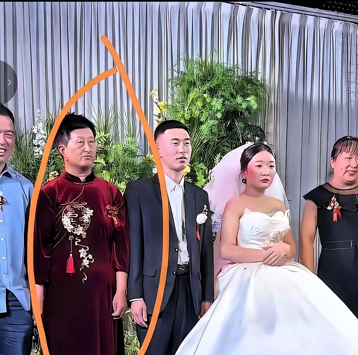 刷到这张照片多次，这位喜婆婆的面相引发热议，咋看她的体型、面相、发型、气质就像位