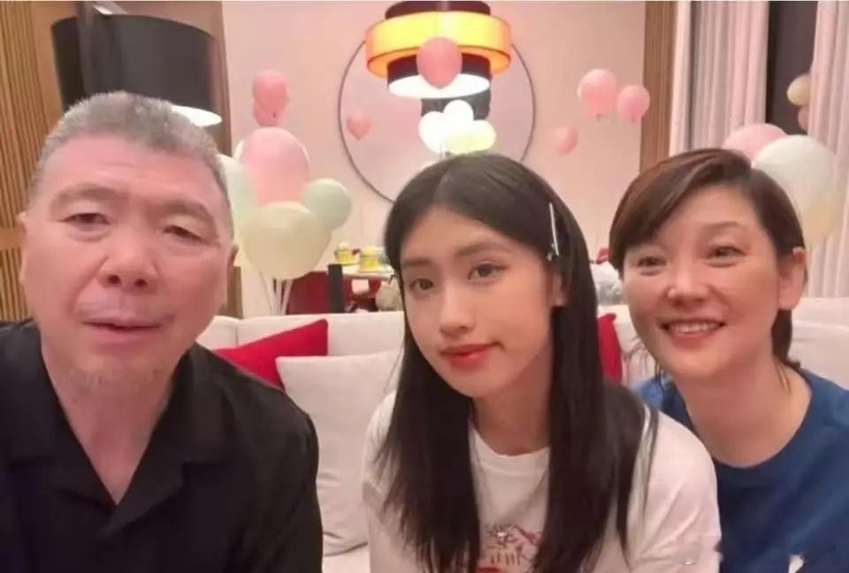 徐帆带月饼飞美国陪养女过中秋，满眼都是女儿 许朵越长越像冯小刚！ ​​​