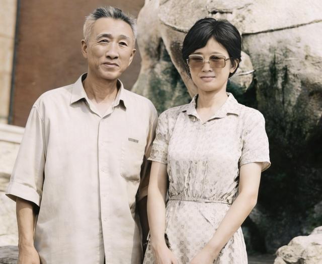 1981年，天安门广场的合影里，16岁的巩俐笑起来还有婴儿肥，身边是山东大学经济