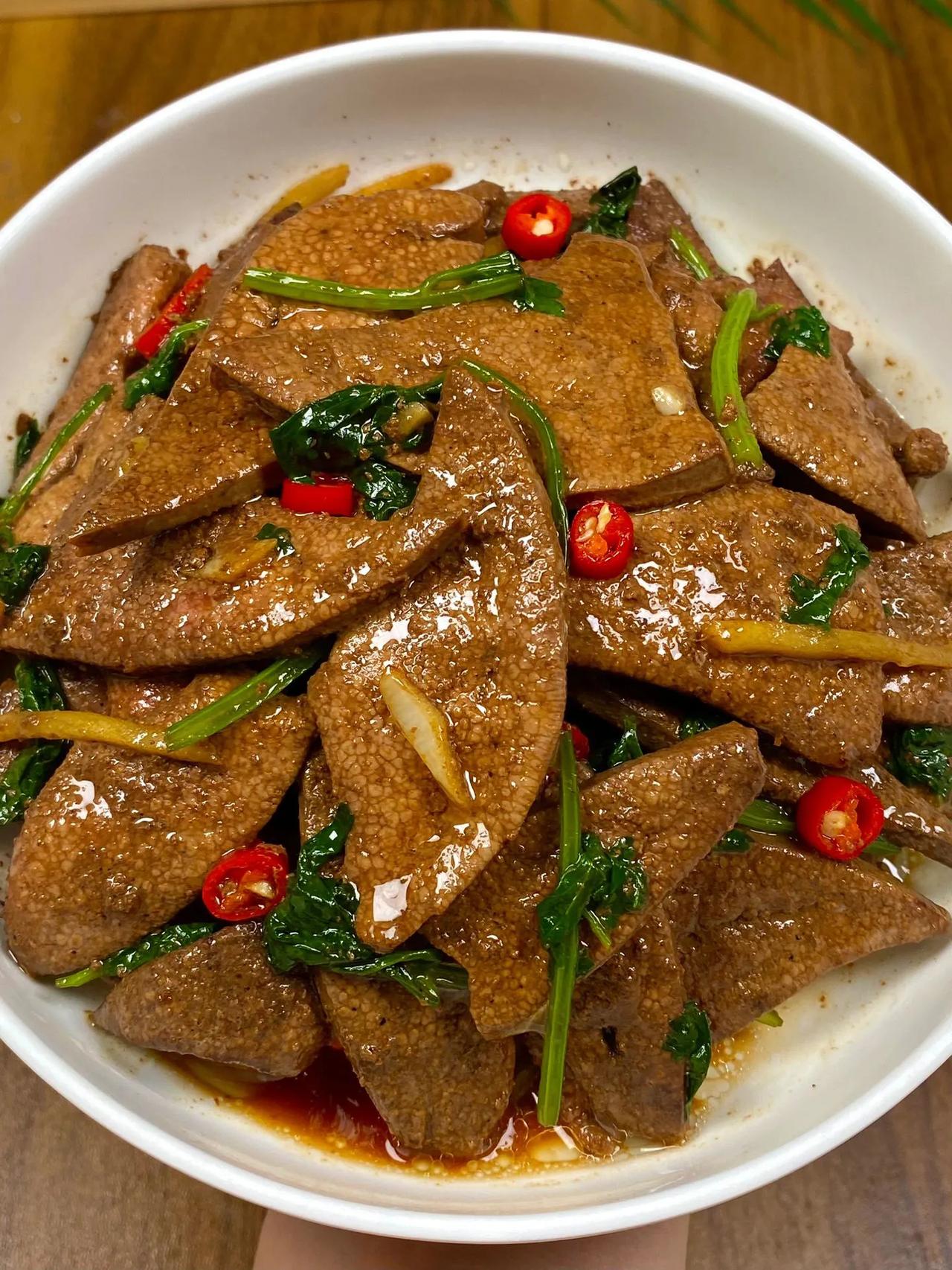 猪肝像我这样做，鲜香滑嫩非常下饭！
做法：
1、猪肝洗净切片加一瓶啤酒去腥，捞出