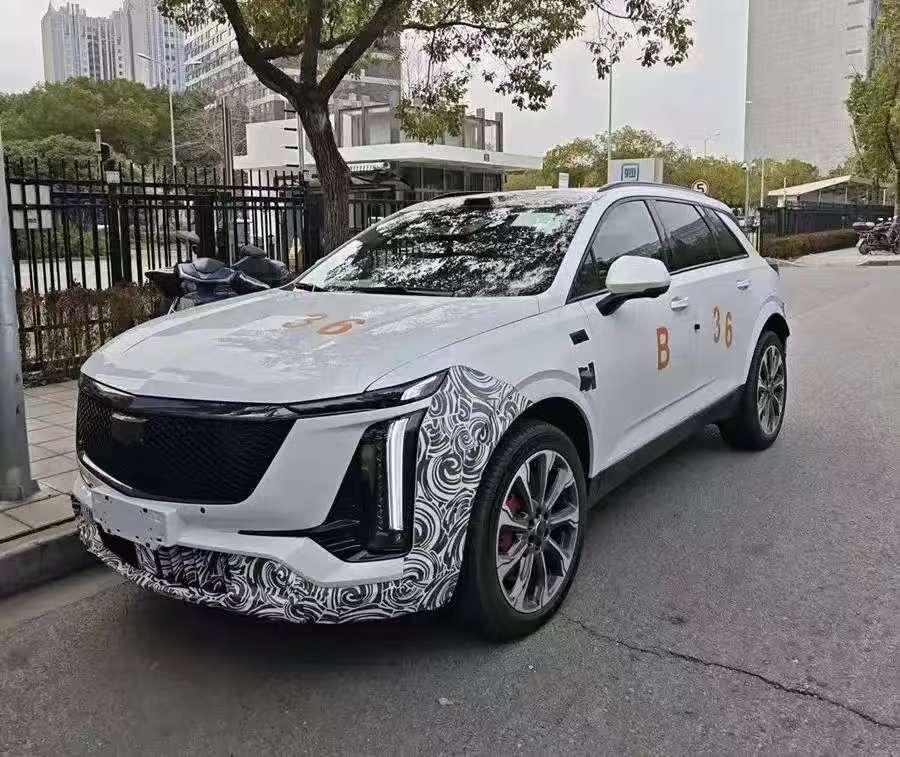 前些年燃油车不太注重驾驶辅助这方面，即使像凯迪拉克XT5这样的豪华SUV，配备全