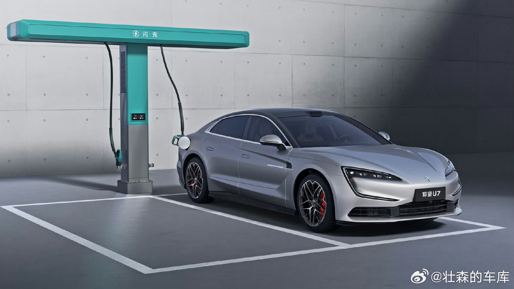 纯电车一直都有个“性能、续航、快充”的不可能三角：要性能就牺牲续航，要长续航又难