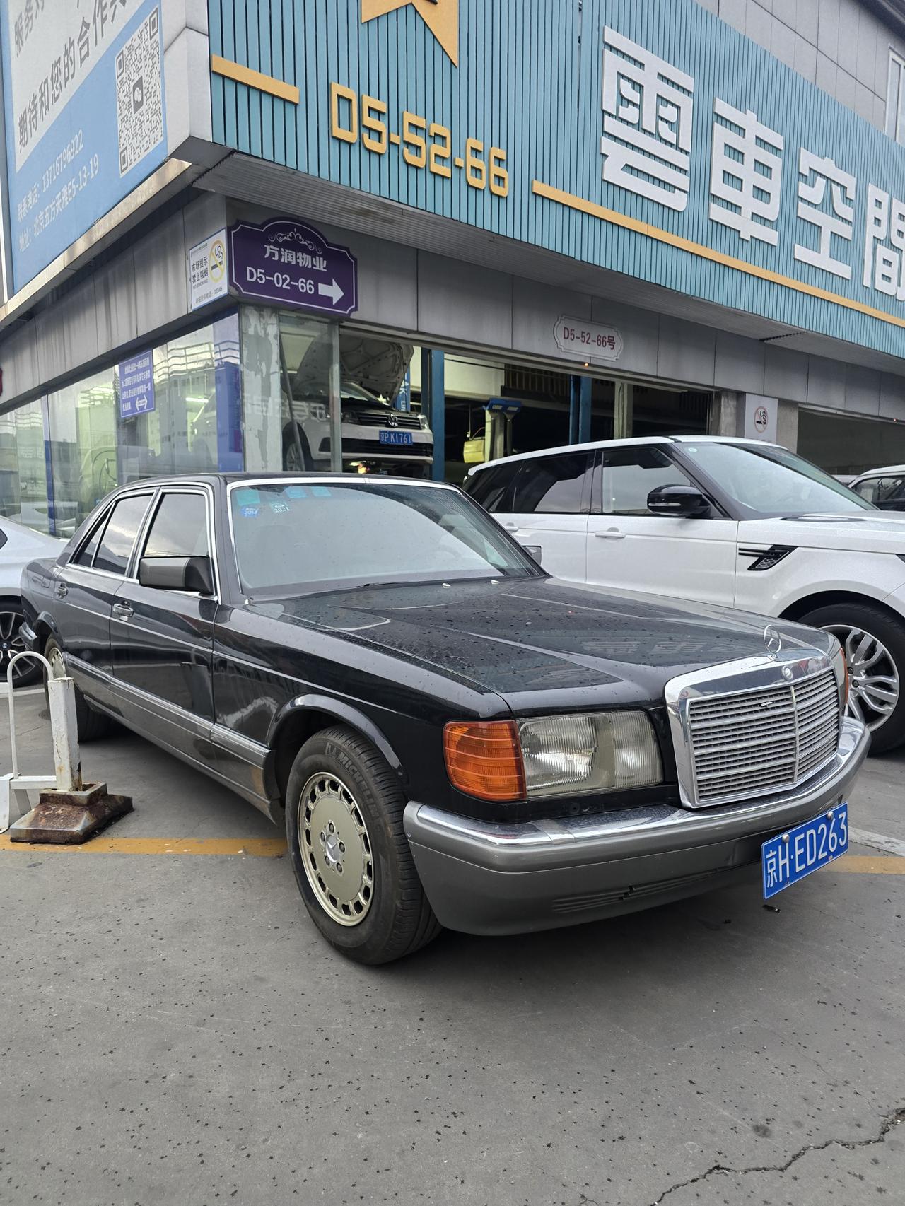 在这里能看见不少市面上罕见的景点车，比如奔驰W126 林肯城市 虎头奔等 真的是