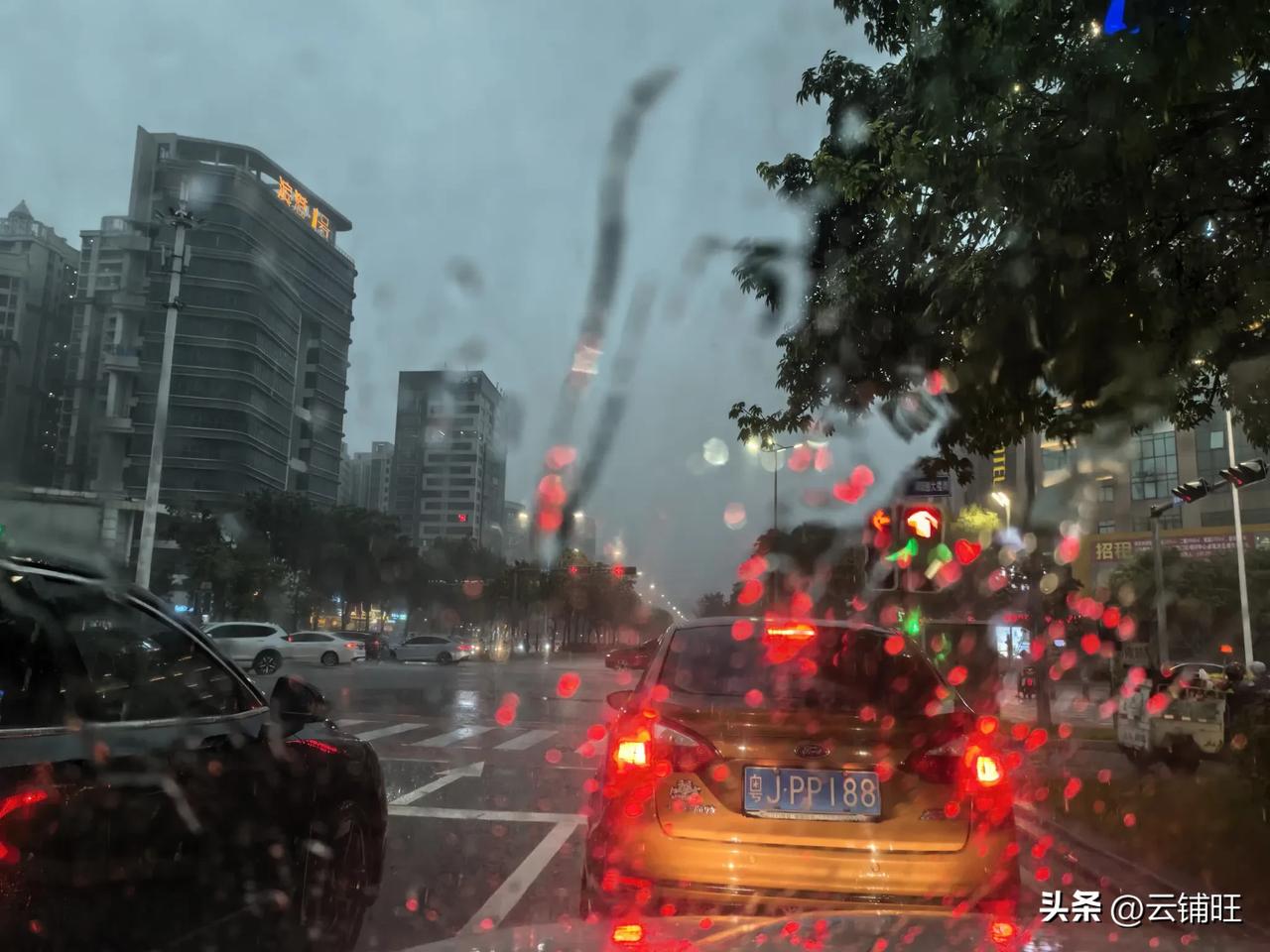 台风红霞可能在惠东沿海登陆，受台风影响，江门市区狂风暴雨中。
      这个台