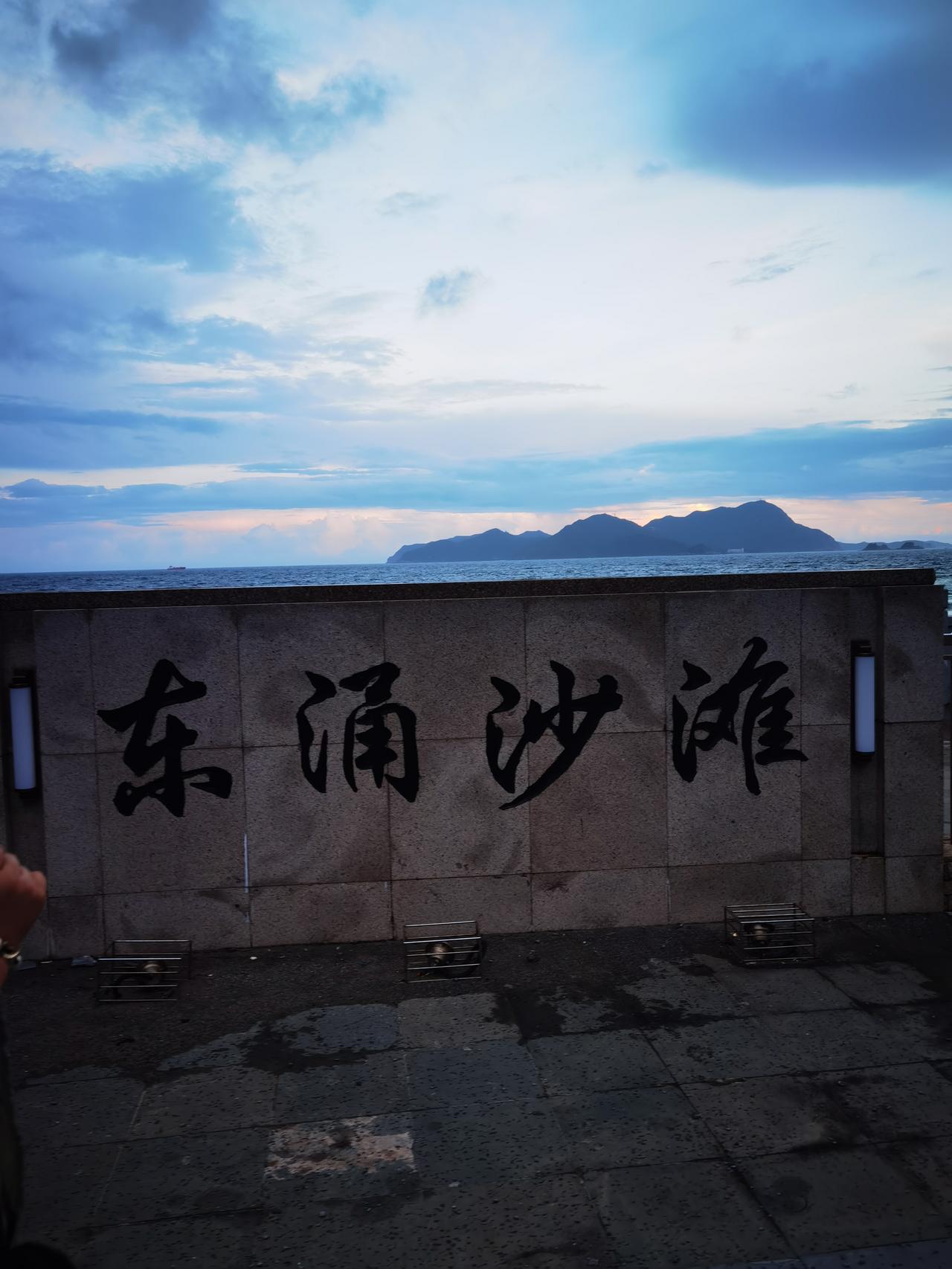 年轻的时候，我喜欢爬山，爬过峨眉山，爬过黄山，黄山最后一段路，差点没爬上去，要不
