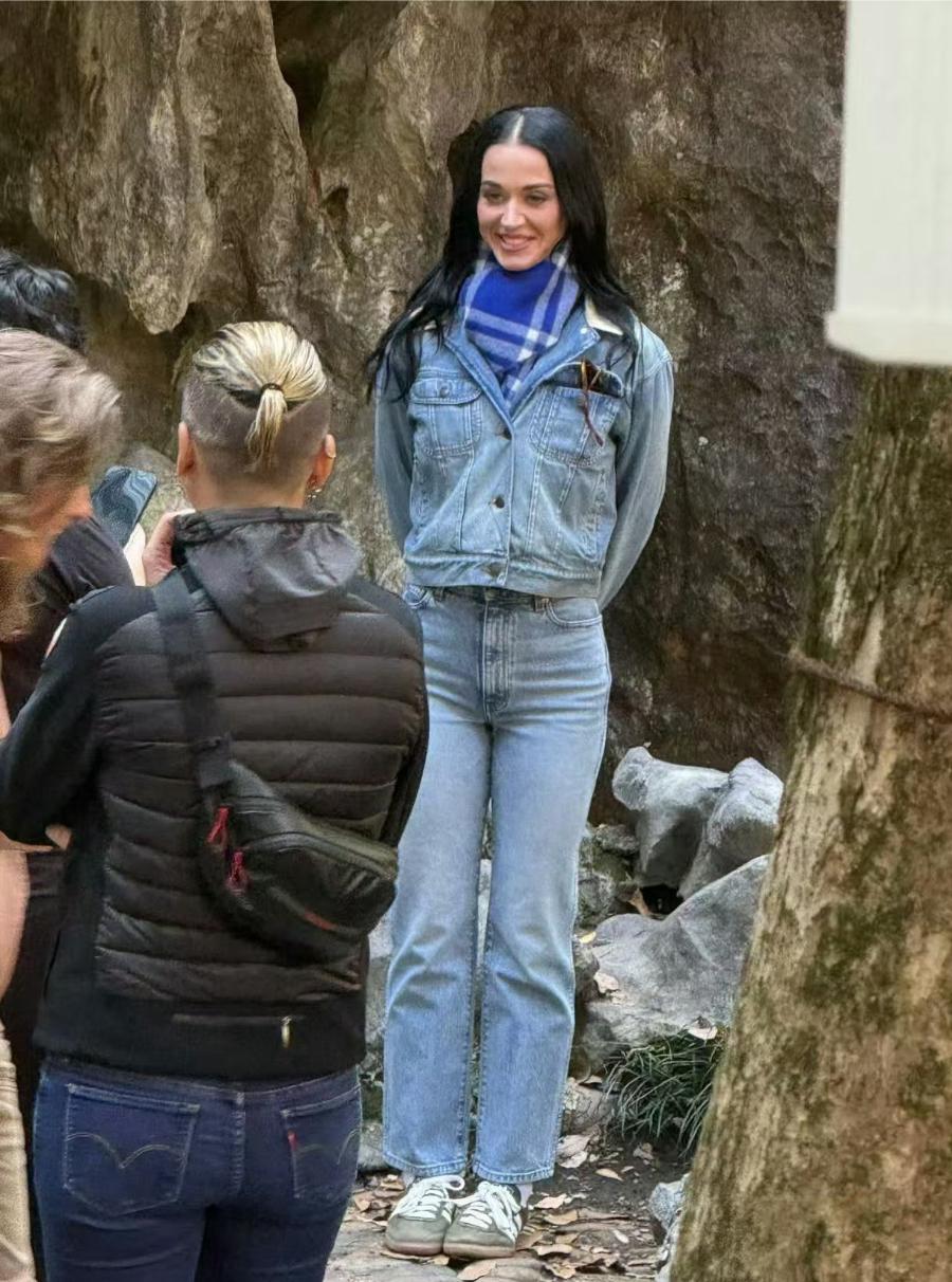 23日当天，杭州灵隐寺内游人如织，多位网友惊喜偶遇国际知名歌手“水果姐”凯蒂·佩