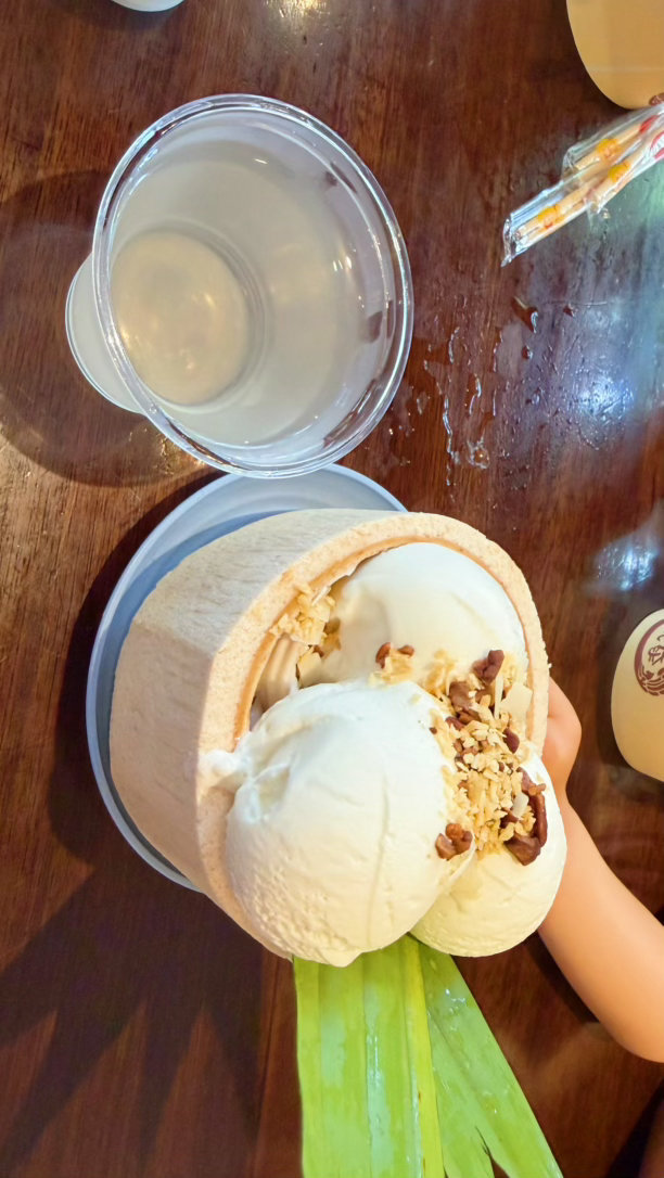 天气炎热，逛街补水，来婉泰吃个香水椰子冰沙、椰子🥥冰激凌、椰子水，还来份香蕉巴