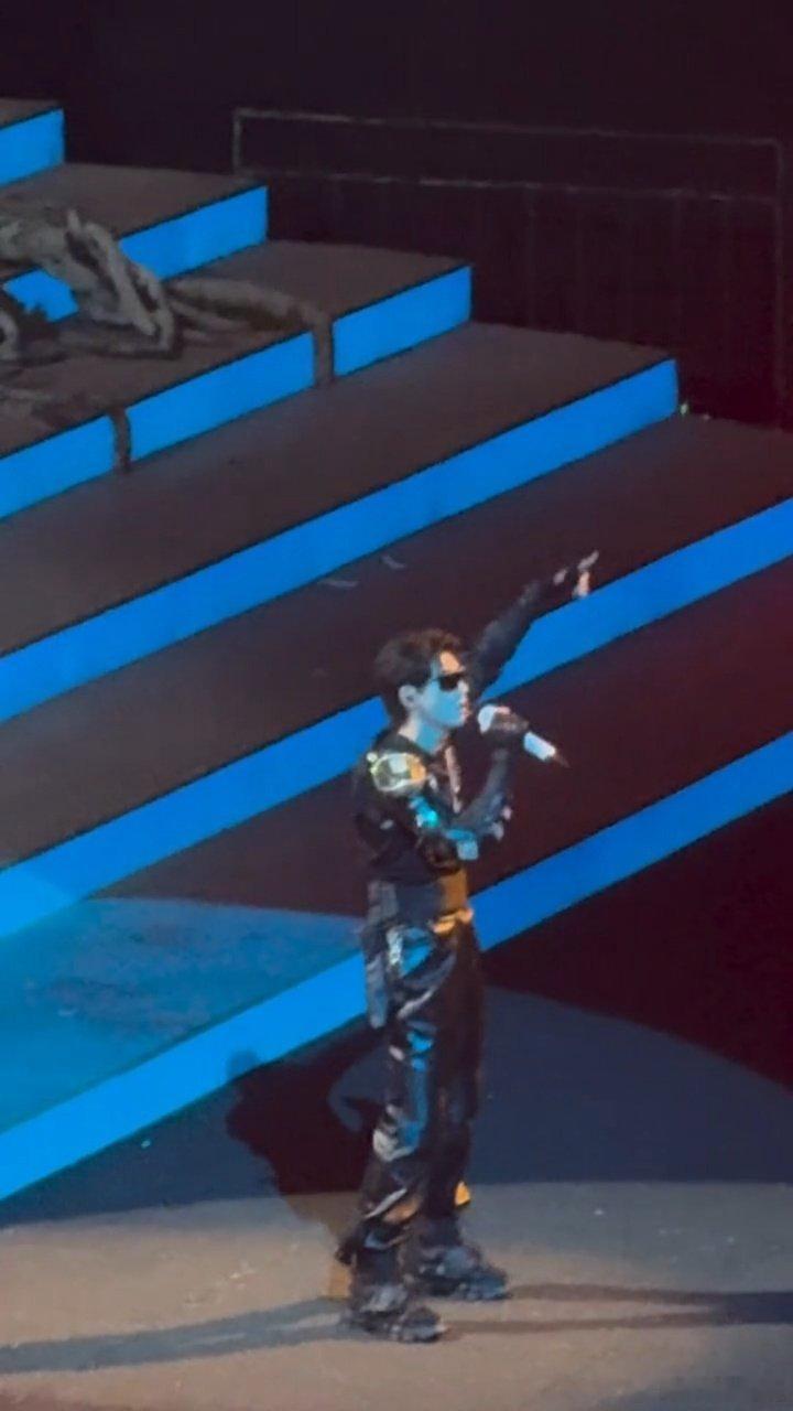 姚琛唱了斩神片尾曲当姚琛的黑衣身影亮嗓响起，仿佛听到那句“大夏境内，神明禁行”！