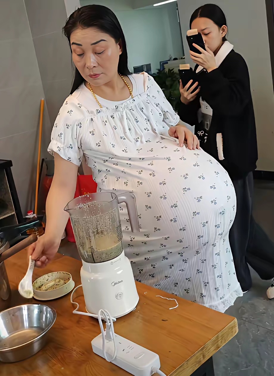 第一次见肚子这么大的孕妇，这得几胞胎啊？这么大肚子还自己一个人做饭做家务。 ​​