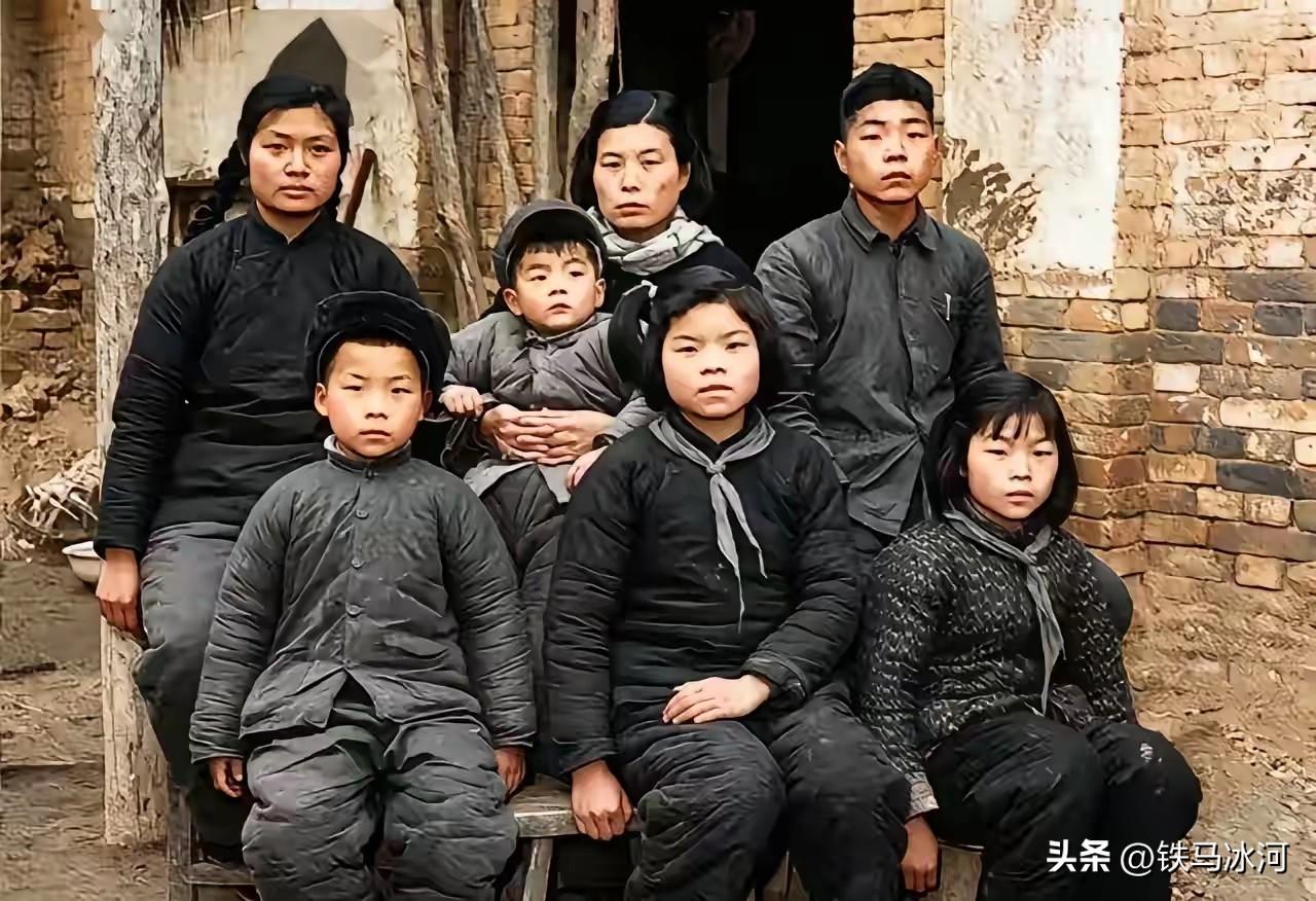 🍁焦裕禄逝世一年后，妻子徐俊雅带着六个儿女，在家门前拍下了这张全家福。
 
破