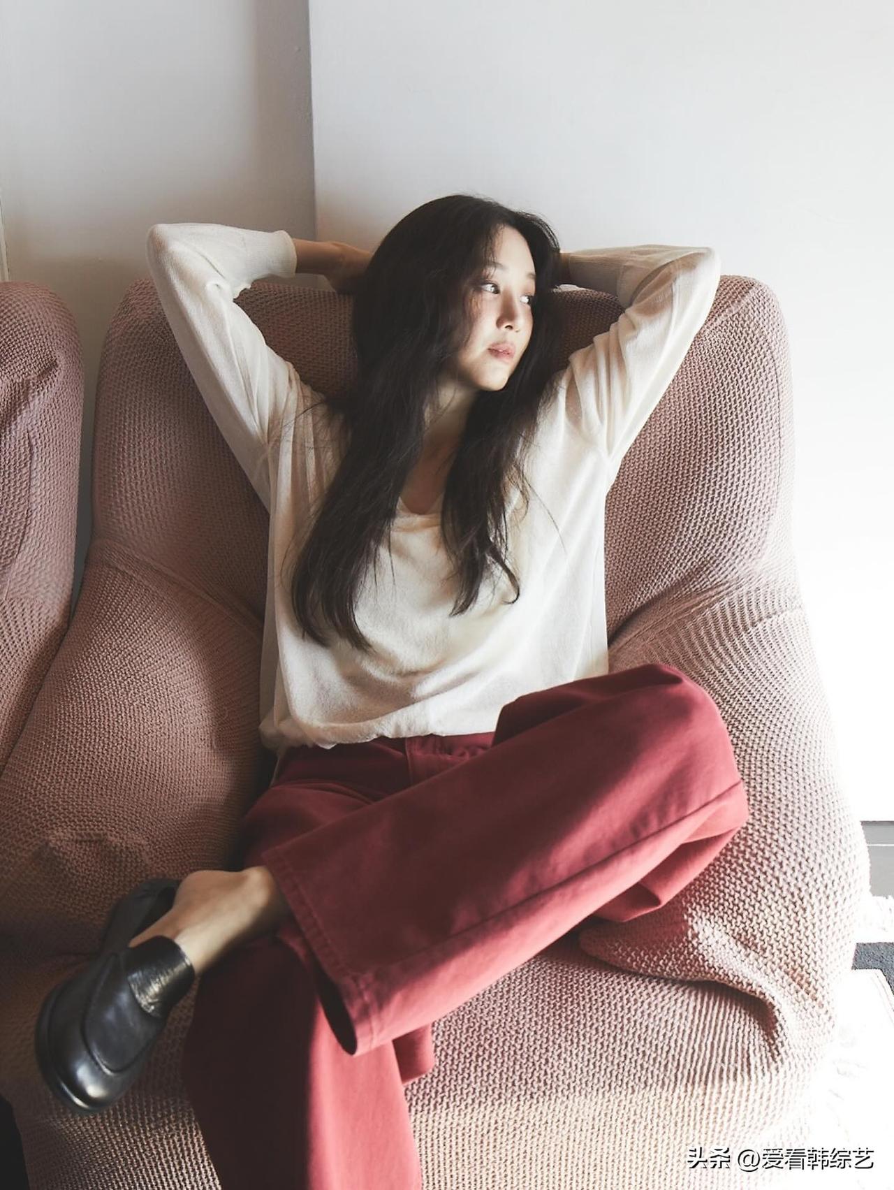 9日，演员郑丽媛在自己的Instagram上传了多张照片。公开的照片中，郑丽媛在