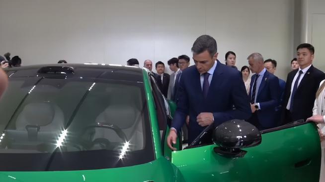少见的坦诚！武契奇到访小米车厂，近距离体验国产电车，坦言好看却买不起

一个国家