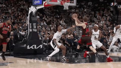 后发而先至，轻松又写意。
说实话，这一球，这一帽，我真怕文班亚马脑袋撞篮圈上，再