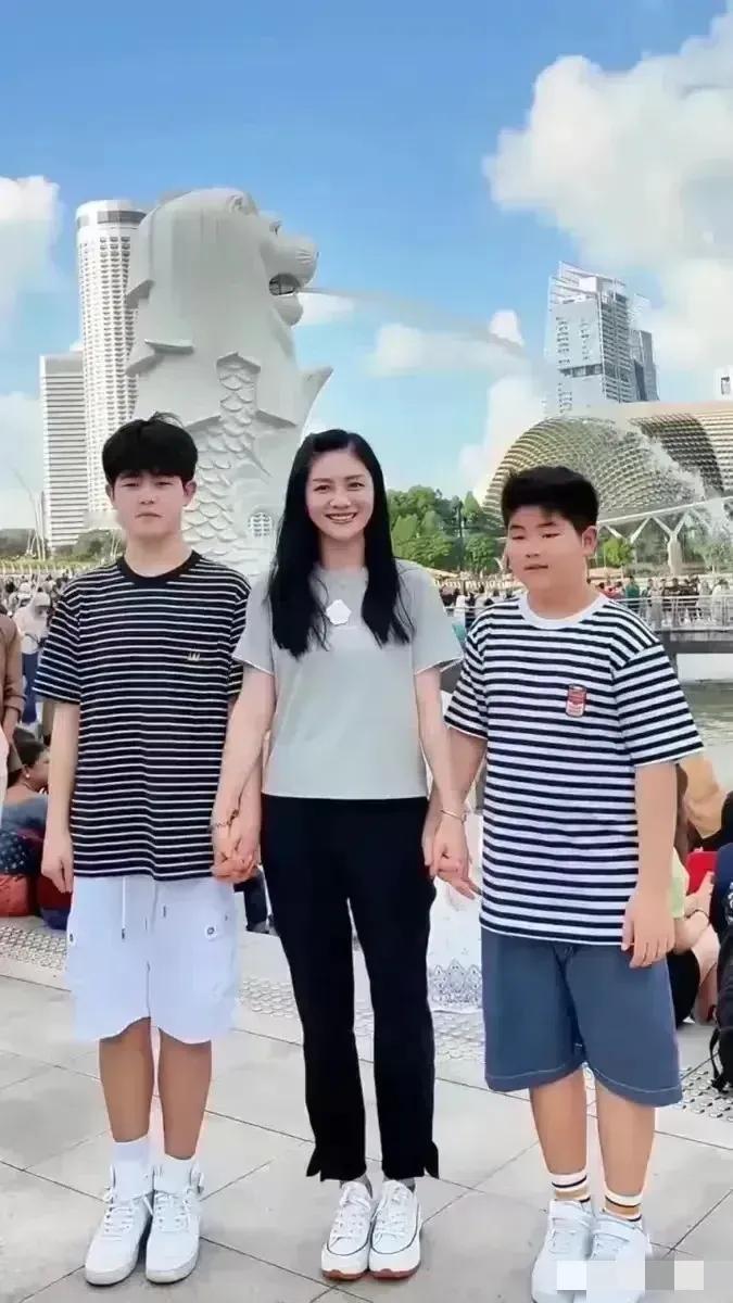都知道沙溢是军艺校草，然而他的高颜值，似乎安吉和小鱼儿一点也没随到，甚至可以说两