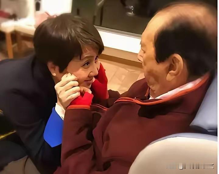 翻到旧照片里梁安琪凑在赌王身边笑的样子，连眼角的纹路都带着实打实的热乎劲儿，哪是