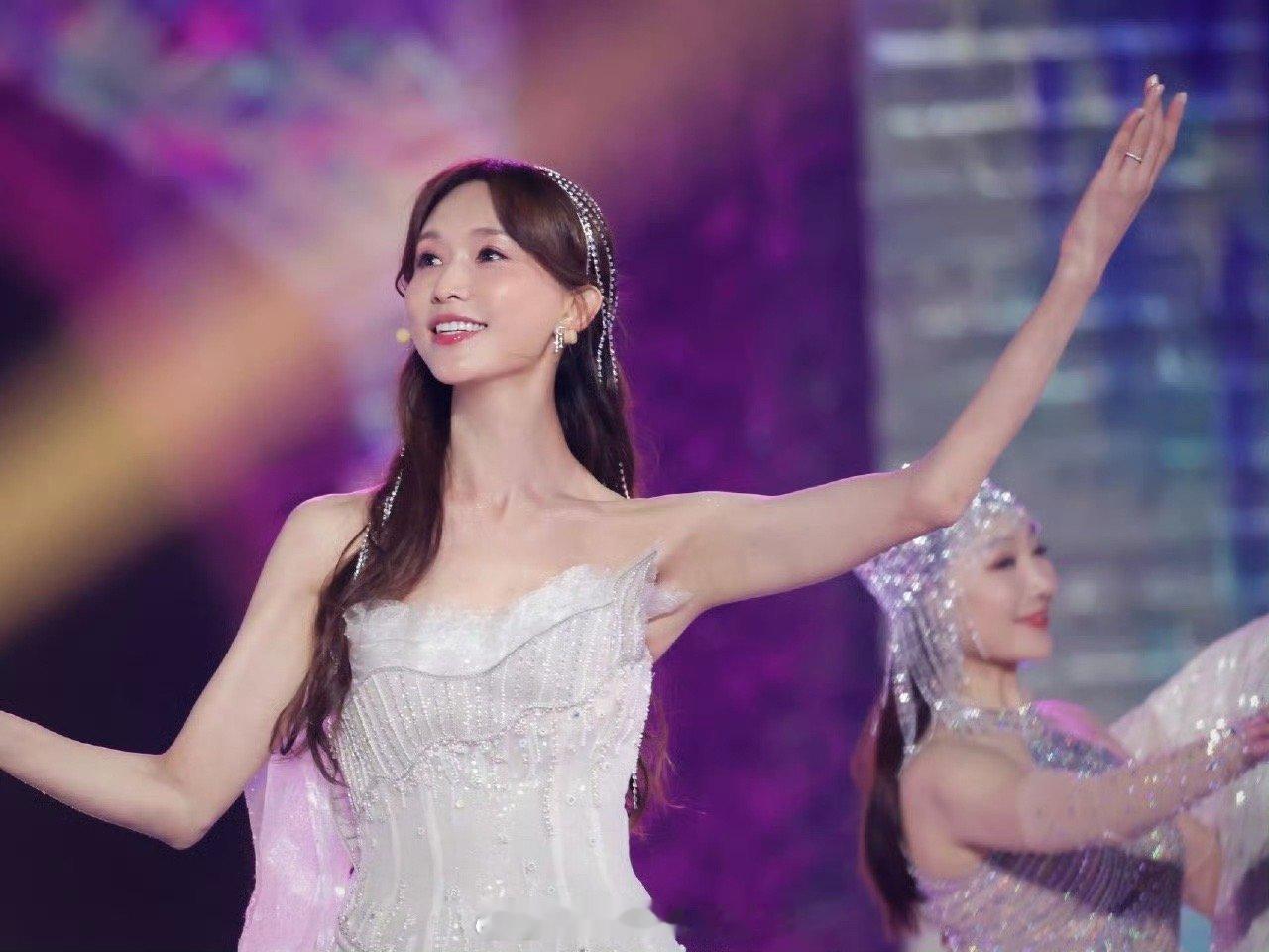 林志玲舞那几下好灵 林志玲中秋晚会音乐剧直接美到心巴！一袭月光白纱裙随旋律轻舞，
