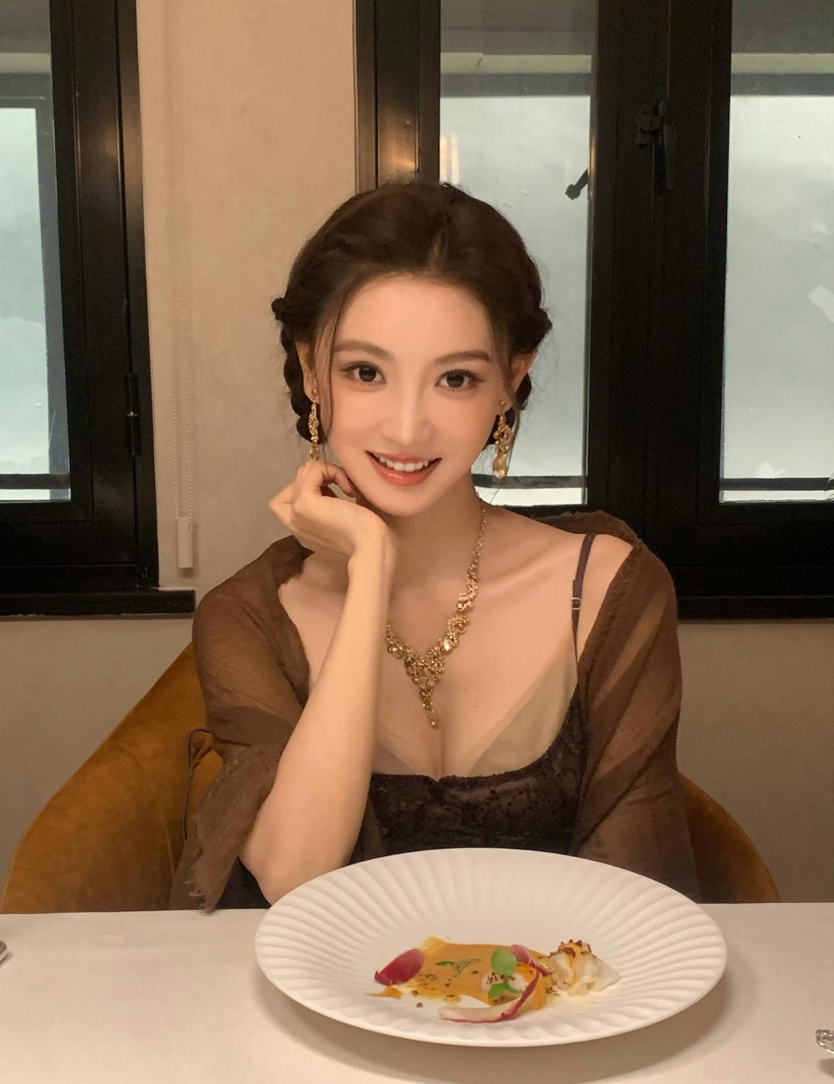 金佳悦复古盘发+鎏金耳饰项链，一整个千金晚宴既视感