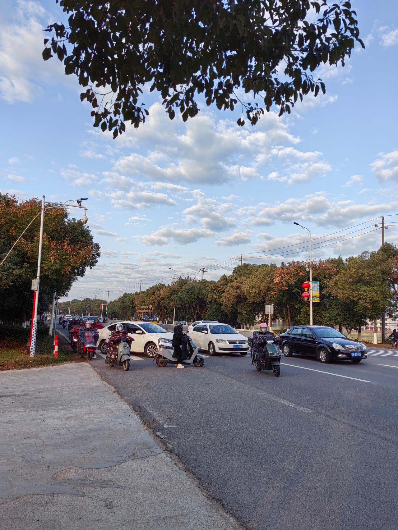 反正大家也不认识，
我就想问问大家伙儿，
这2025年马上就年底了，
大家辛苦一