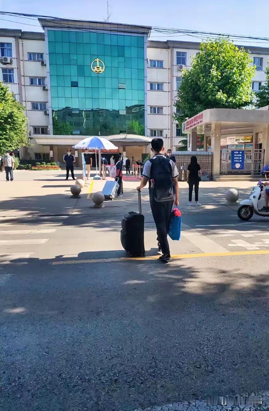 孩子升入高中后，成绩总在中游晃悠，妈妈心里急得不行，瞒着他在周末给他报了个补习班