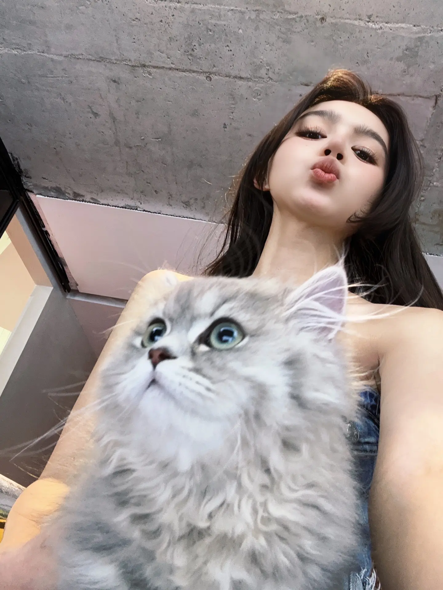 带小美金💲拍照去啦～look  晚晚摄影师超级温柔 很飒的美女小姐姐🤎期待成片