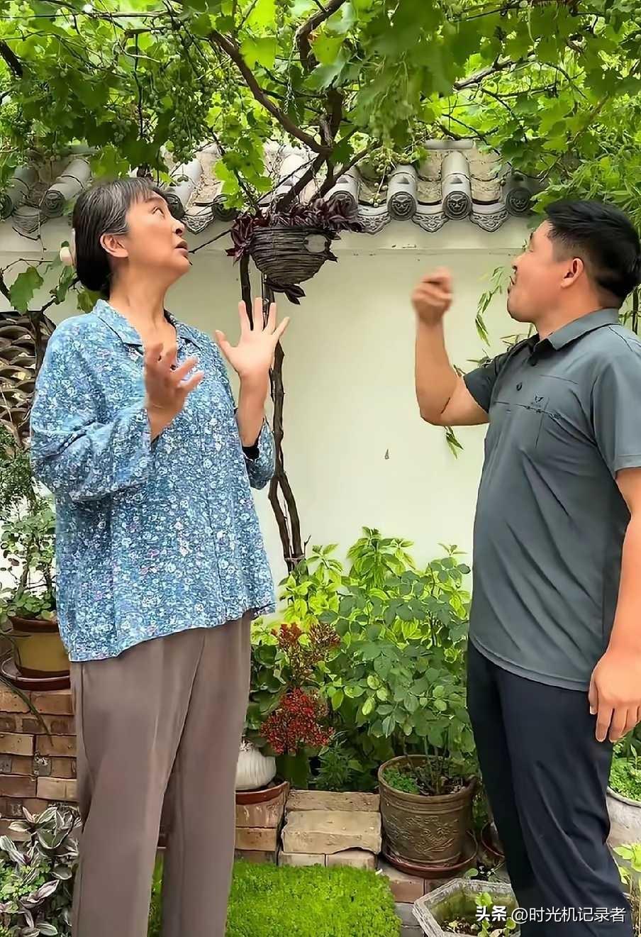 李勤勤和来喜看起来就酸，来喜逗蒋勤勤青葡萄不酸，其实酸的很。
看着两位接地气的老