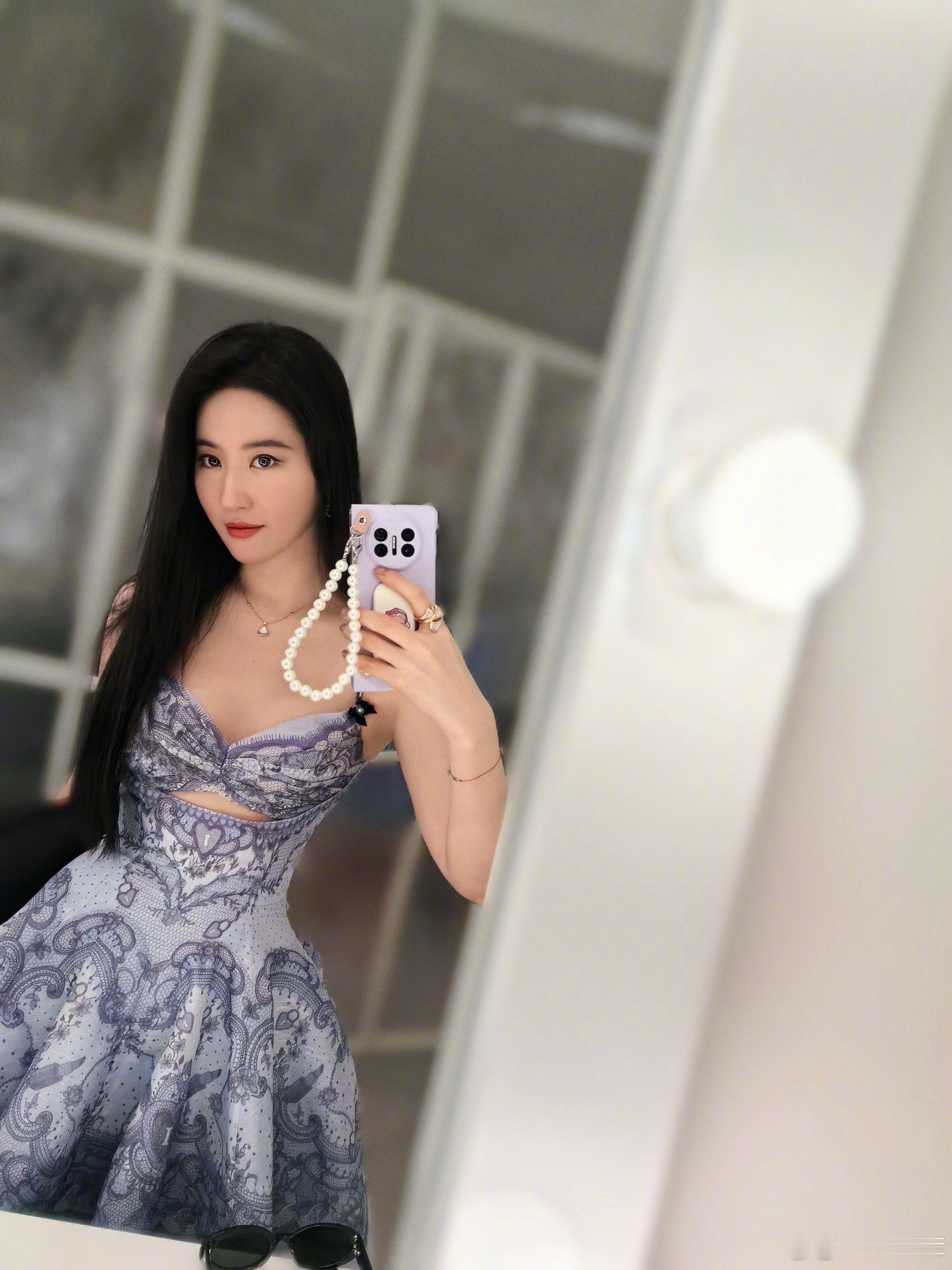 时隔三年，刘亦菲终于换手机了，上个月自拍还是用的华为Mate X2，现在换成了X